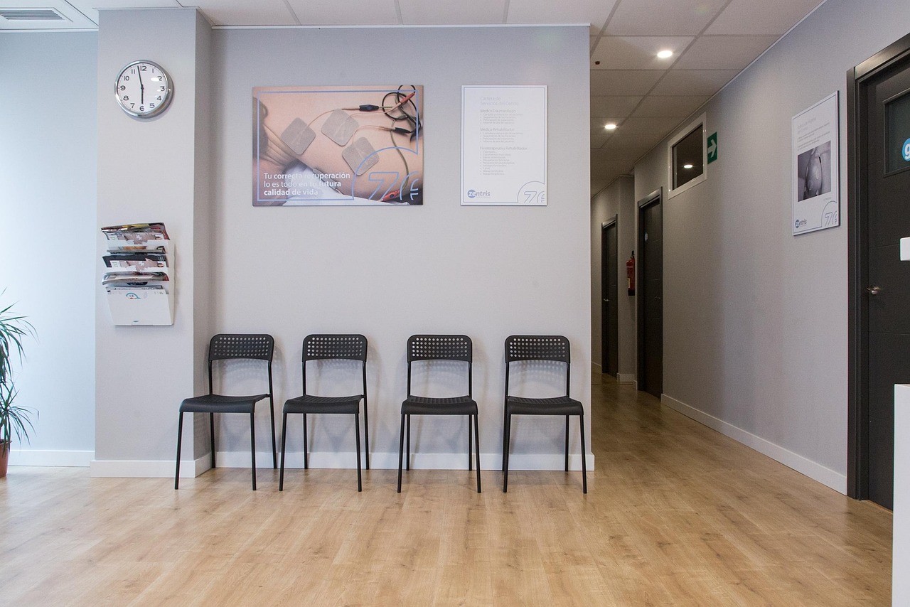 Rehabilitationsübung in einem hellen Trainingsraum