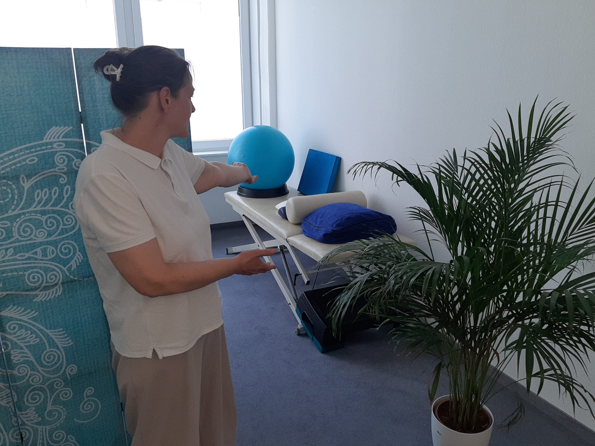 Susanne Zipperle erklärt eine physiotherapeutische Übung