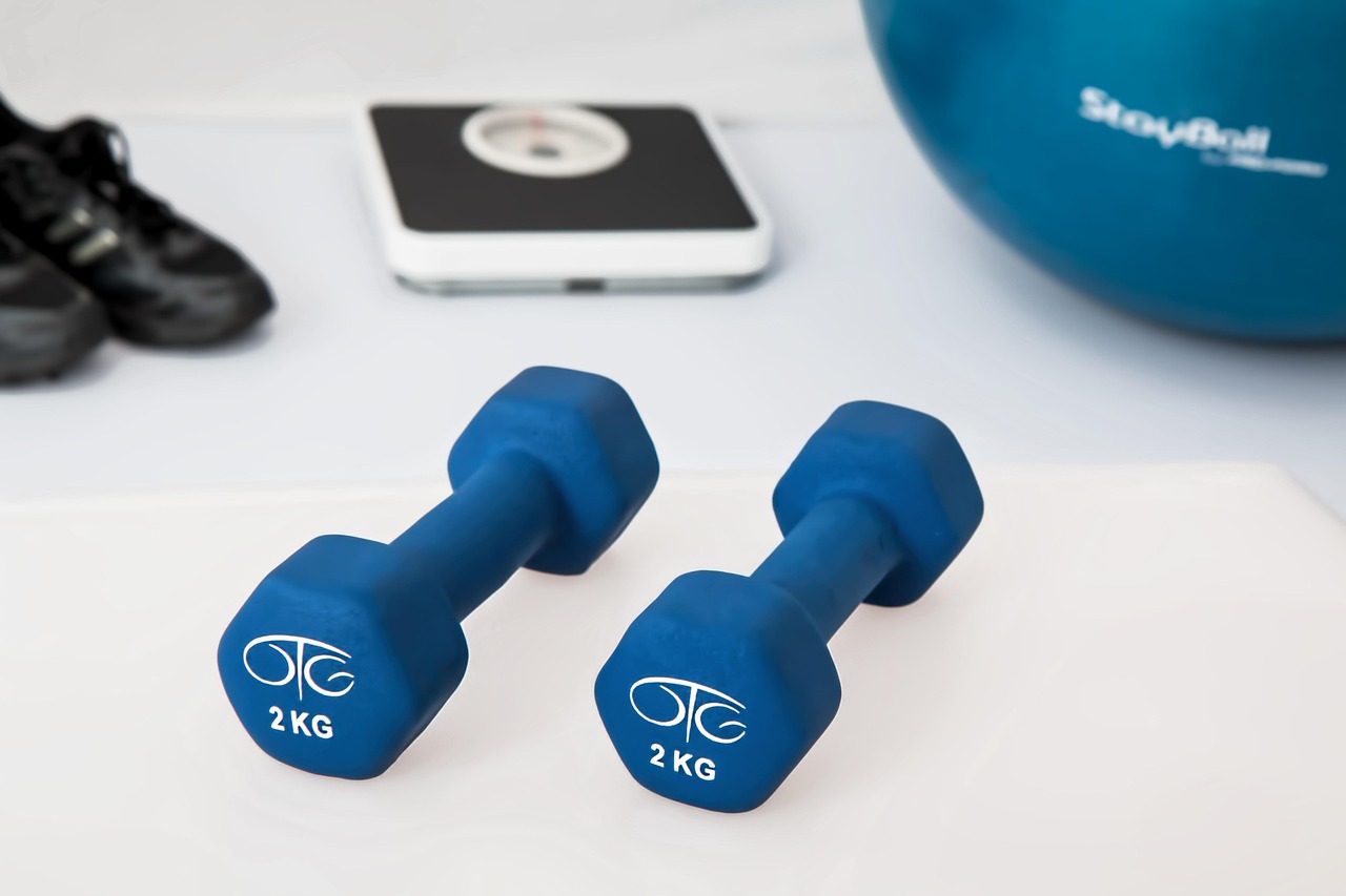 Therapie- und Trainingsraum mit Gymnastikbällen und Hanteln