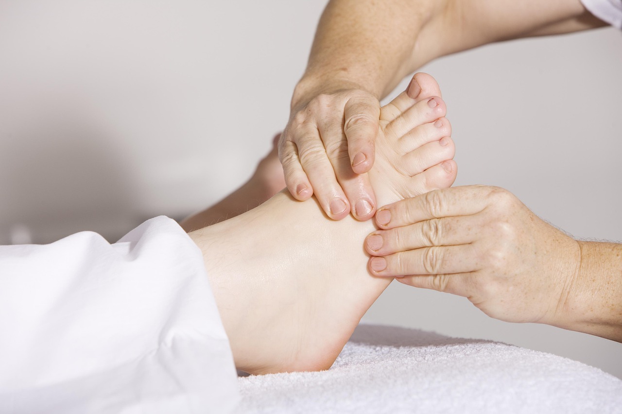 Behandlung der Fußreflexzonen mit beiden Händen