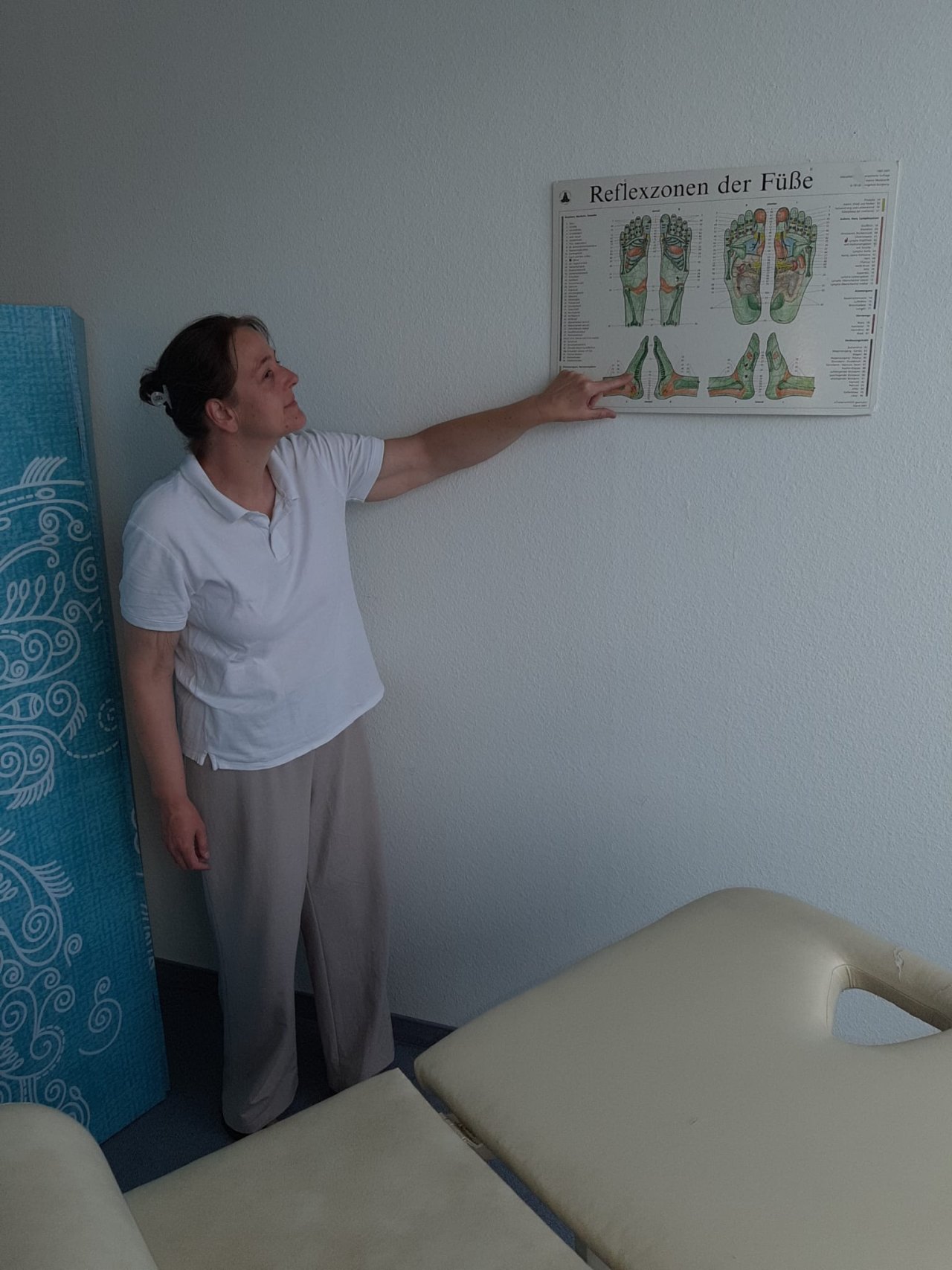 Susanne Zipperle erläutert eine Fußreflexzonen-Tafel