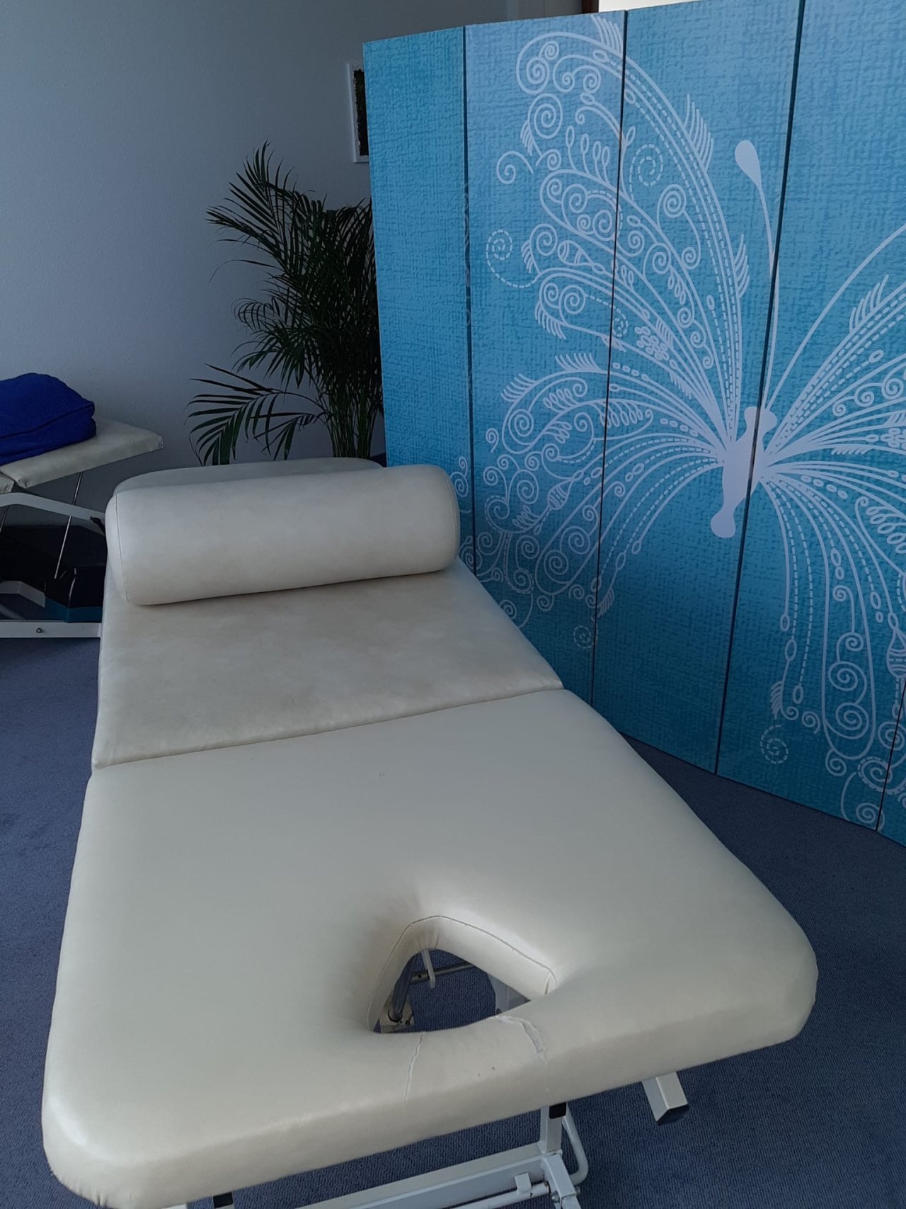 Heller Behandlungsraum der Physiotherapiepraxis Susanne Zipperle